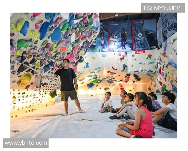 成都攀岩队边路渗透战术解析与实战应用探讨